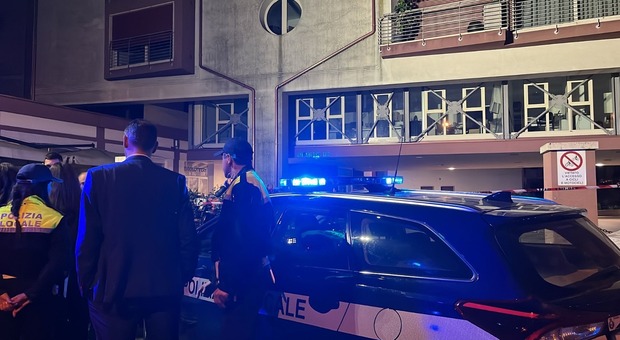 Agenti e inquirenti sul luogo dell'omicidio a Treviso