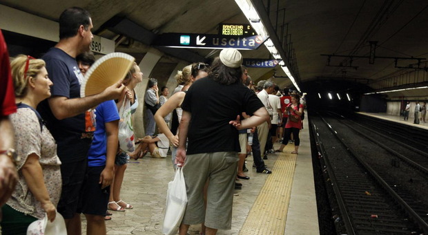 Roma, tentato suicidio alla stazione della metro Colosseo: disagi su tutta la linea B