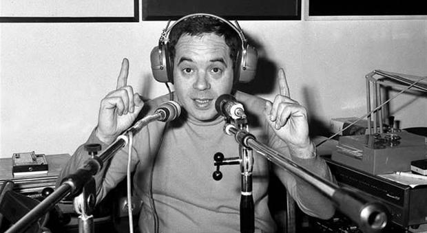 Un giovane Gianni Boncompagni in radio