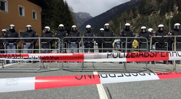 Austria, linea dura: anche l'esercito Renzi: «Una sfacciata violazione»
