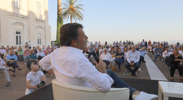 Renzi, bagno di folla a Caserta: «De Luca ottimo in emergenza Covid»