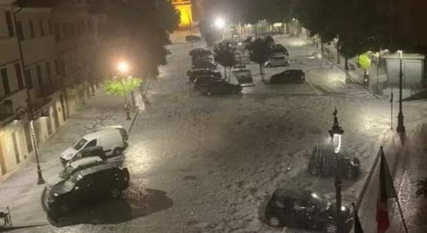 Rieti, forte grandinata nella notte in Sabina: l'inconsueta immagine della piazza principale di Poggio Mirteto
