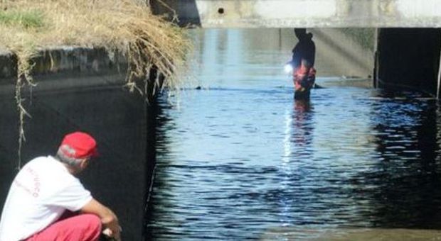 Bimbo di due anni annega nel canale Il corpicino recuperato nel pomeriggio