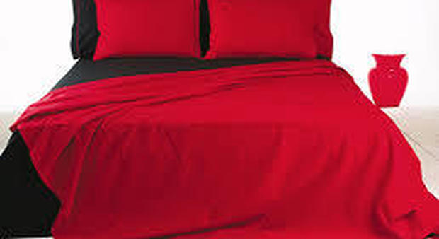 Hai lenzuola rosse o nere nel letto? Sarebbe meglio se le togliessi: è pericoloso, ecco perché