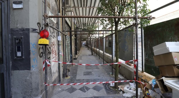 Crollo killer a Napoli, via all'inchiesta: blitz negli uffici del Comune
