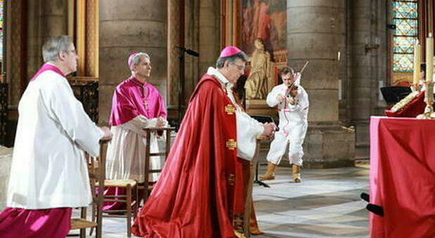 Parigi, l'Arcivescovo si dimette per amore di una donna? La decisione del Papa