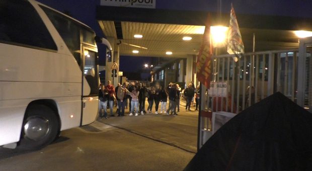 I dipendenti della Whirlpool tornano da Roma: «Di Maio ci ha dato garanzie»