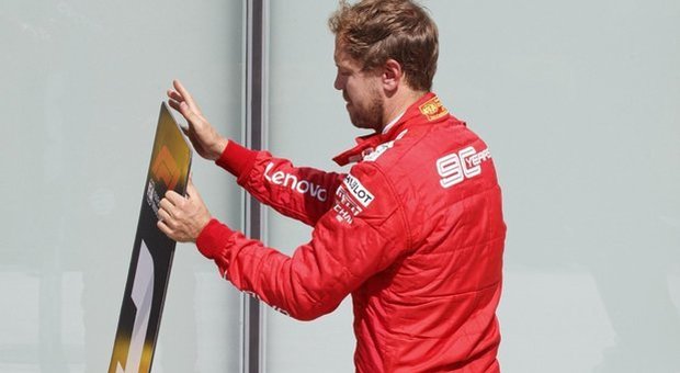 Vettel sposta i cartelli che assegnano le posizioni finali ai bolidi di F1