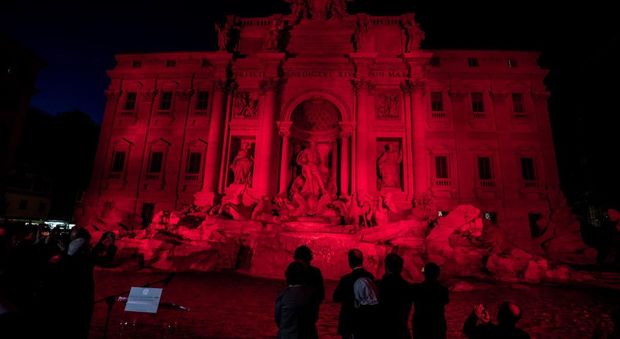 La Fontana di Trevi illuminata di rosso per ricordare i martiri cristiani