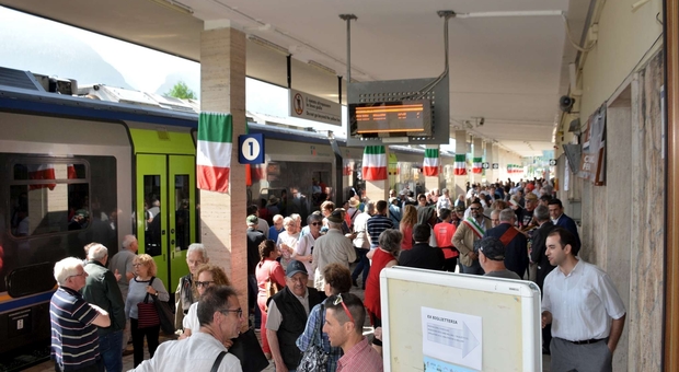 L'arrivo ieri del treno a Calalzo dopo nove mesi di chiusura dei binari