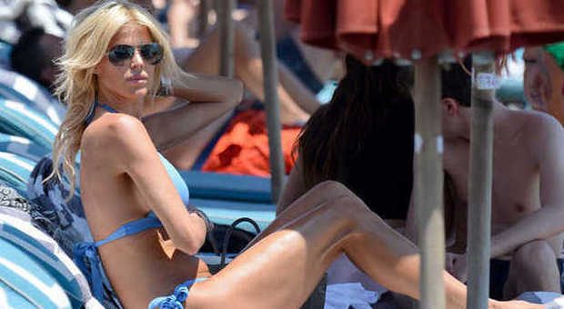 Victoria Silvstedt, ex playmate in vacanza: bikini hot in spiaggia a Mykonos