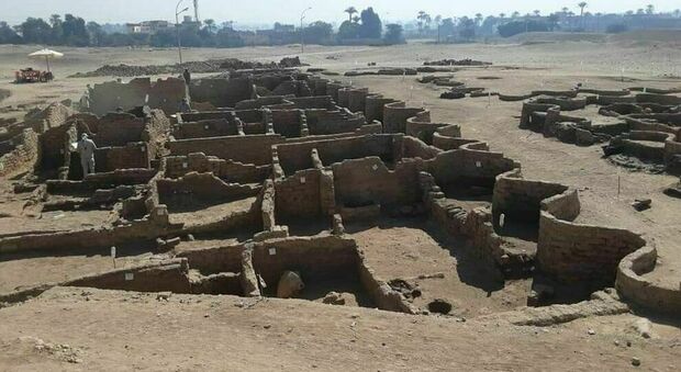 Egitto, scoperta la "città d'oro perduta" vicino Luxor: risale a 3000 anni fa sotto il regno di Amenhotep III