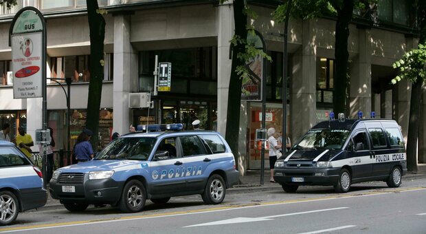 Controlli della polizia e dei vigili in via Roma a Treviso dopo l'aggressione al negoziante