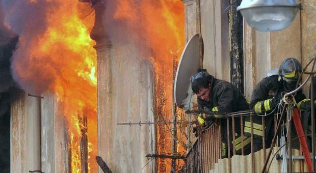 Santa Maria Capua Vetere, incendio in un palazzo: evacuate 39 famiglie