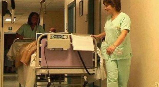 Posto fisso da "aiuto-infermiere" da mille euro: si presentano in 2mila