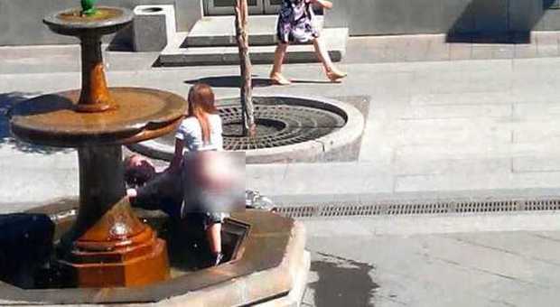 Sesso in pubblico sdraiati su una fontana: il video hot diventa virale sul web