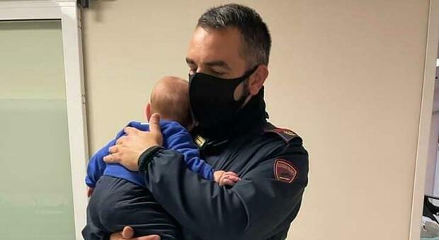 Bologna, donna picchiata dal marito finisce in ospedale: il poliziotto culla e tranquillizza il figlio neonato