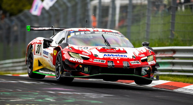 La Ferrari 296 GT3 del Frikadelli Racing Team si è imposta nella massacrante 24 Ore del Nurburgring