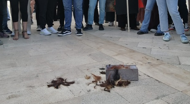 Iran, sit-in di solidarietà a Bari: capelli tagliati in onore di Mahsa Amini