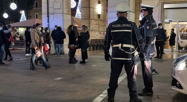 Finti vigili a Roma, negozianti in allarme: «Dopo il furto delle divise temiamo la rapina»