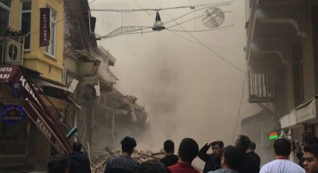 Istanbul, crolla un palazzo di 5 piani, paura tra i passanti di piazza Taksim