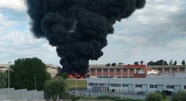 Incendio alla EcoX, il Comune di Aprilia: «Non è stata rilevata la contaminazione del suolo»