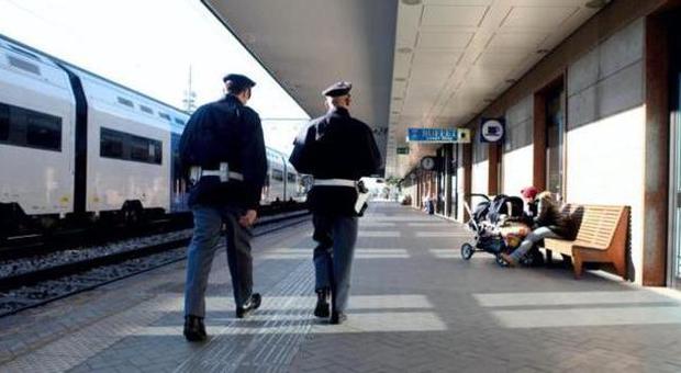 Scoperto senza biglietto sul treno massacra di botte la poliziotta