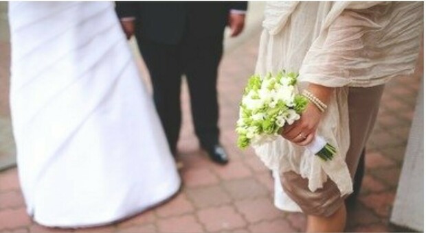 Matrimonio, sposa fa causa agli invitati che disdicono all'ultimo momento: «Per recuperare le loro quote»