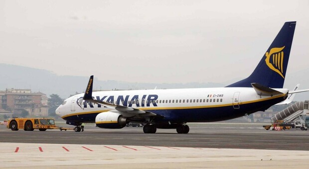 Un aereo Ryanair fermo in pista