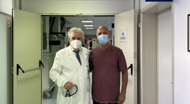 Luciano Sorbillo con il medico che l'ha curato