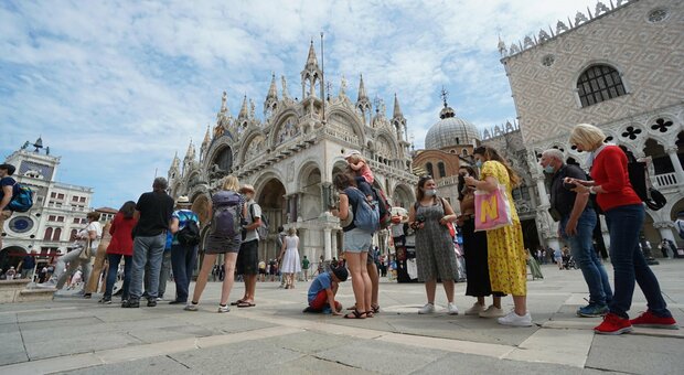 Venezia, allarme bomba in piazza San Marco: due borse abbandonate, transennata l'area