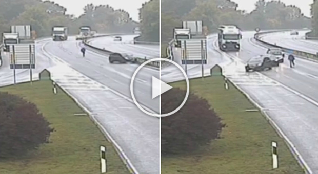 Litiga con un camionista in autostrada, scende dall'auto e poi la rincorre a piedi: ecco il video della polizia -Guarda