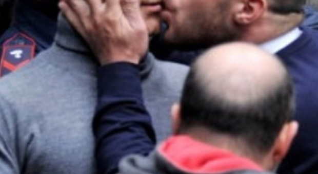 Camorra in Irpinia, 23 arresti: in un video il rito del bacio sulle labbra tra affiliati. Estorsore a vittima: «Ti taglio la testa»