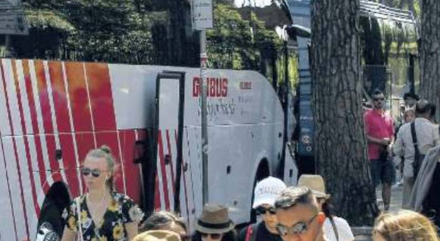 Roma, assedio dei bus turistici: ma la stretta del Comune ci sarà solo dopo l'estate