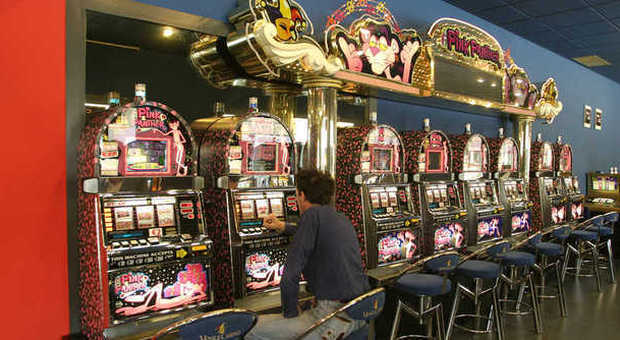 Vince alle slot machines da 10 cent: muore stroncato da un infarto