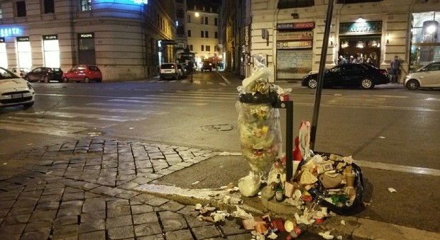 Roma, i cestini del centro come mini discariche: monumenti "oscurati" dai rifiuti