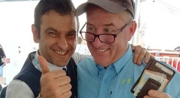 Turista inglese perde 500 euro sull'aliscafo Ischia-Napoli: il barman li ritrova e scatta il selfie