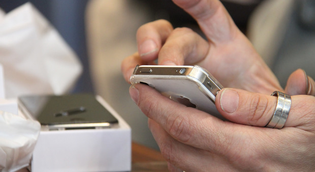 Mette l'IPhone in vendita, incassa l'anticipo e scompare: truffatore denunciato