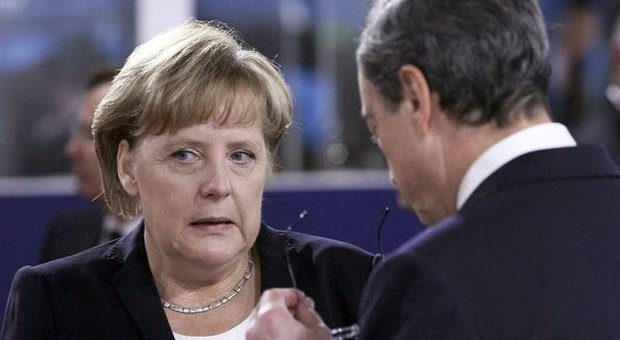 Angela Merkel telefona a Draghi: «Bce ha cambiato idea su austerità?»