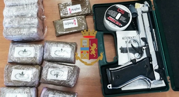 In casa un chilo di hashish, una pistola e un coltello: arrestato 42enne a Pozzuoli