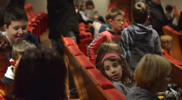 I piccoli spettatori al Teatro Verdi (ph Luca d'Agostino)