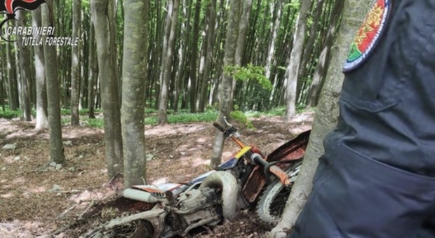 Le immagini del sequestro della moto da parte dei carabinieri forestali