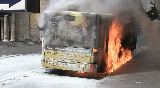 Roma, paura a Tor Vergata: in fiamme un altro autobus Atac