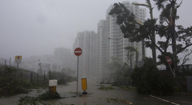 Il tifone Mangkhut si abbatte su Cina e Filippine: otto napoletani bloccati a Hong Kong