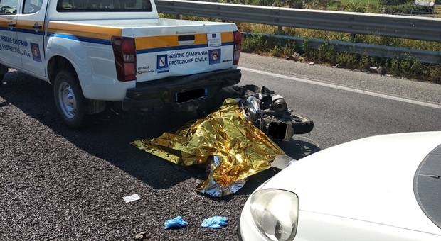 Incidente choc sulla Nola-Villa Literno: moto contro auto della protezione civile, morto centauro