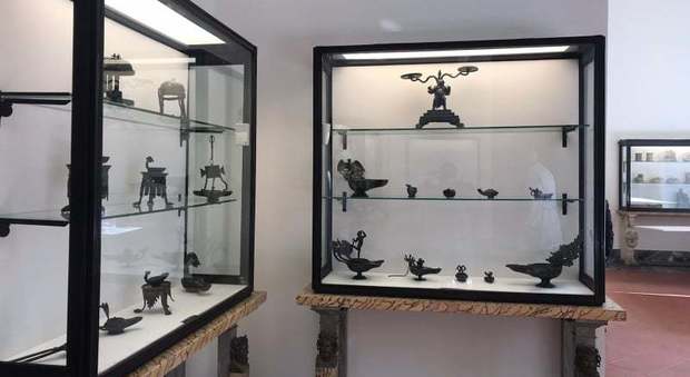 Mann, riapre la collezione sugli oggetti della vita quotidiana nelle città vesuviane: ecco la patera in vetro cammeo