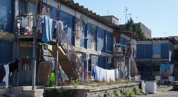 Napoli, la vita sospesa degli abitanti dei bipiani di amianto a Ponticelli aspettando lo sgombero