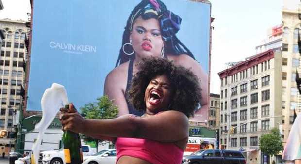 Jari Jones, la modella «grassa nera trans» volto di Calvin Klein per la campagna Pride