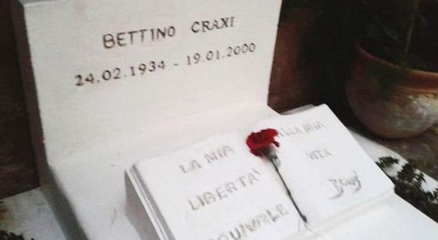 Un garofano di plastica sulla tomba di Bettino Craxi