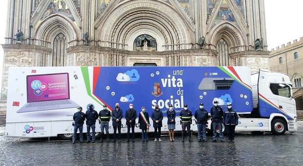 “Una Vita da Social”. Fa tappa a Orvieto il truck multimediale della Polizia di Stato